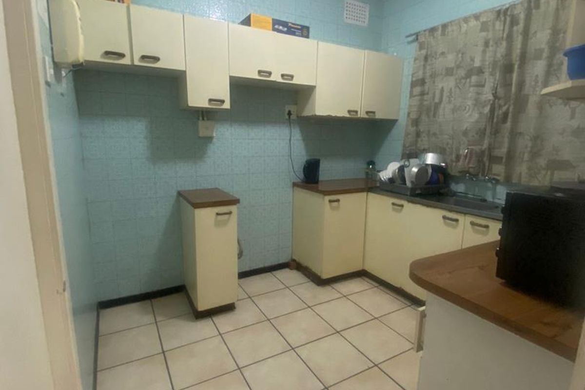 Charming 2Bedroom Apartment in the Heart of Montclair - Photo 2