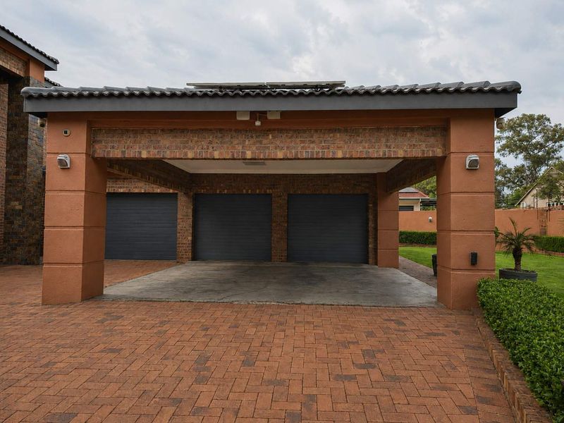 Immaculate Family Home with Golf Course Views and Modern Comforts - Photo 5