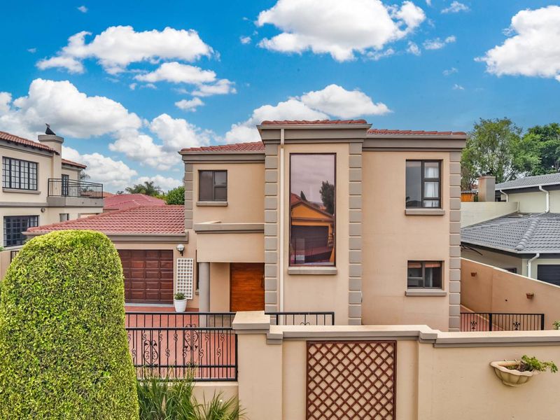 Elegant 3 Bedroom Home with Pool in Secure Willowbrook Estate - Photo 4