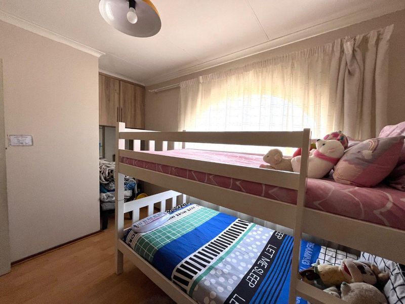 Modern 1st Floor Duplex with Open Garden - Photo 10