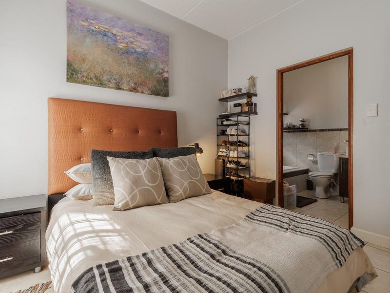 Two bedroom corner, ground-floor unit with large garden - Security complex - Photo 4