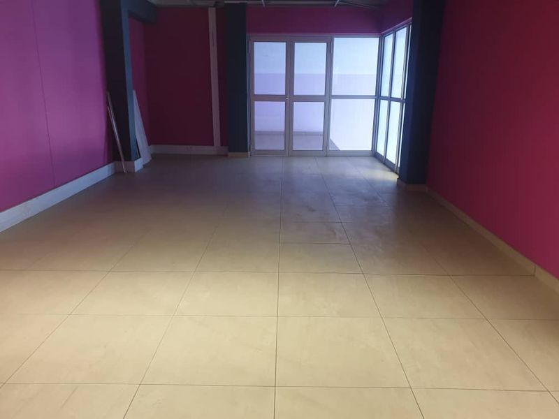 WAREHOUSE WITH OFFICE FACILITY TO LET: - Photo 3