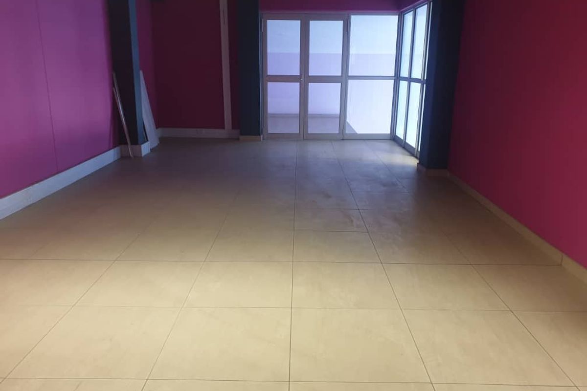 WAREHOUSE WITH OFFICE FACILITY TO LET: - Photo 5