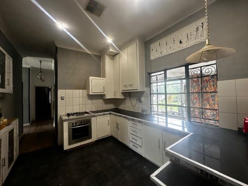 Family Home with Borehole & Flat - Photo 3