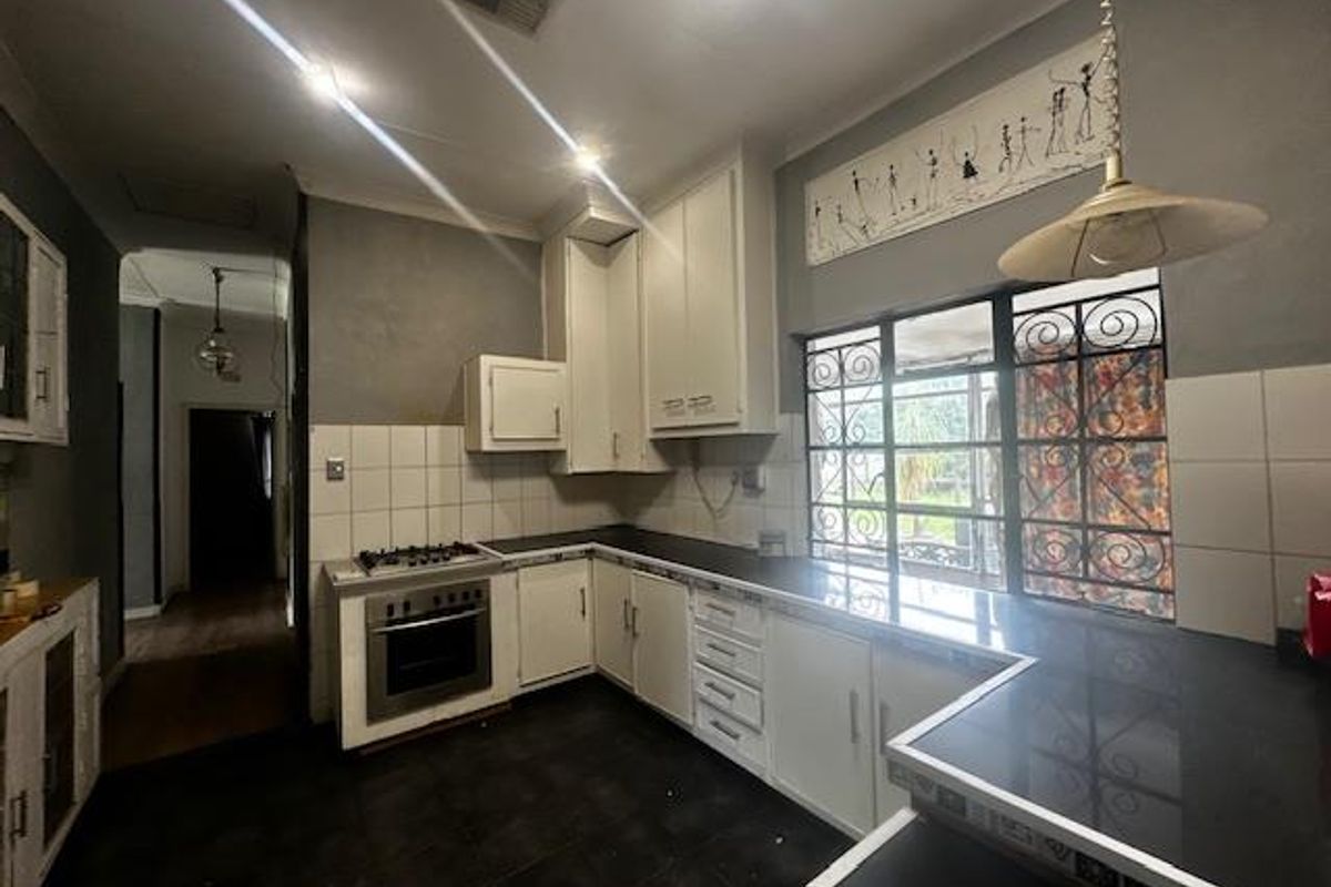 Family Home with Borehole & Flat - Photo 3