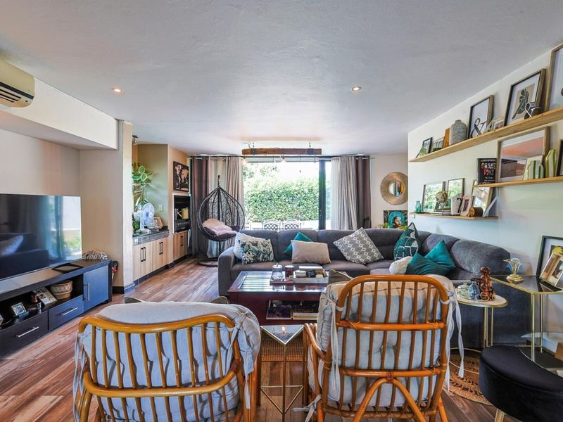 Modern 2 Bedroom Townhouse in Sought-After Lombardy Estate - Photo 5