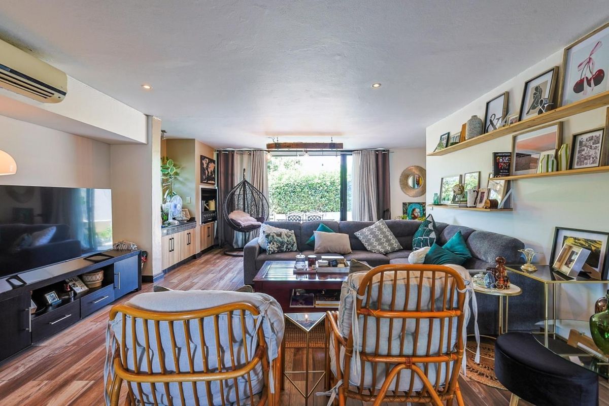 Modern 2 Bedroom Townhouse in Sought-After Lombardy Estate - Photo 5