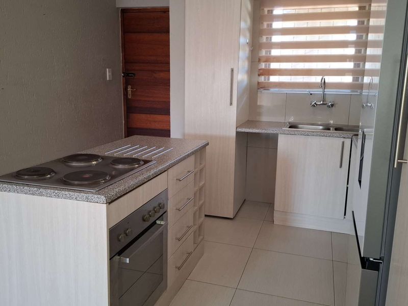 Secure townhouse - Upstairs unit in Popular Complex - Photo 7