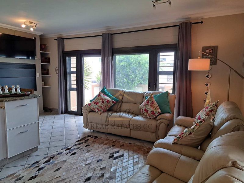 Immaculate 3 bedr, duplex townhouse, close to the beach, for sale in Dolphin Beach. - Photo 6