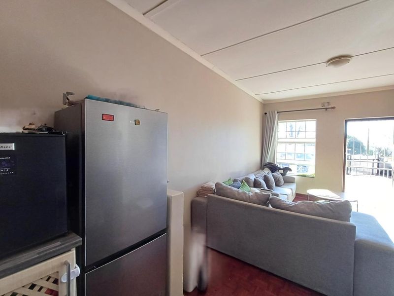 Perfect for the Young Professional or Single Tenant – Cozy, Convenient Living on Republic Road - Photo 4
