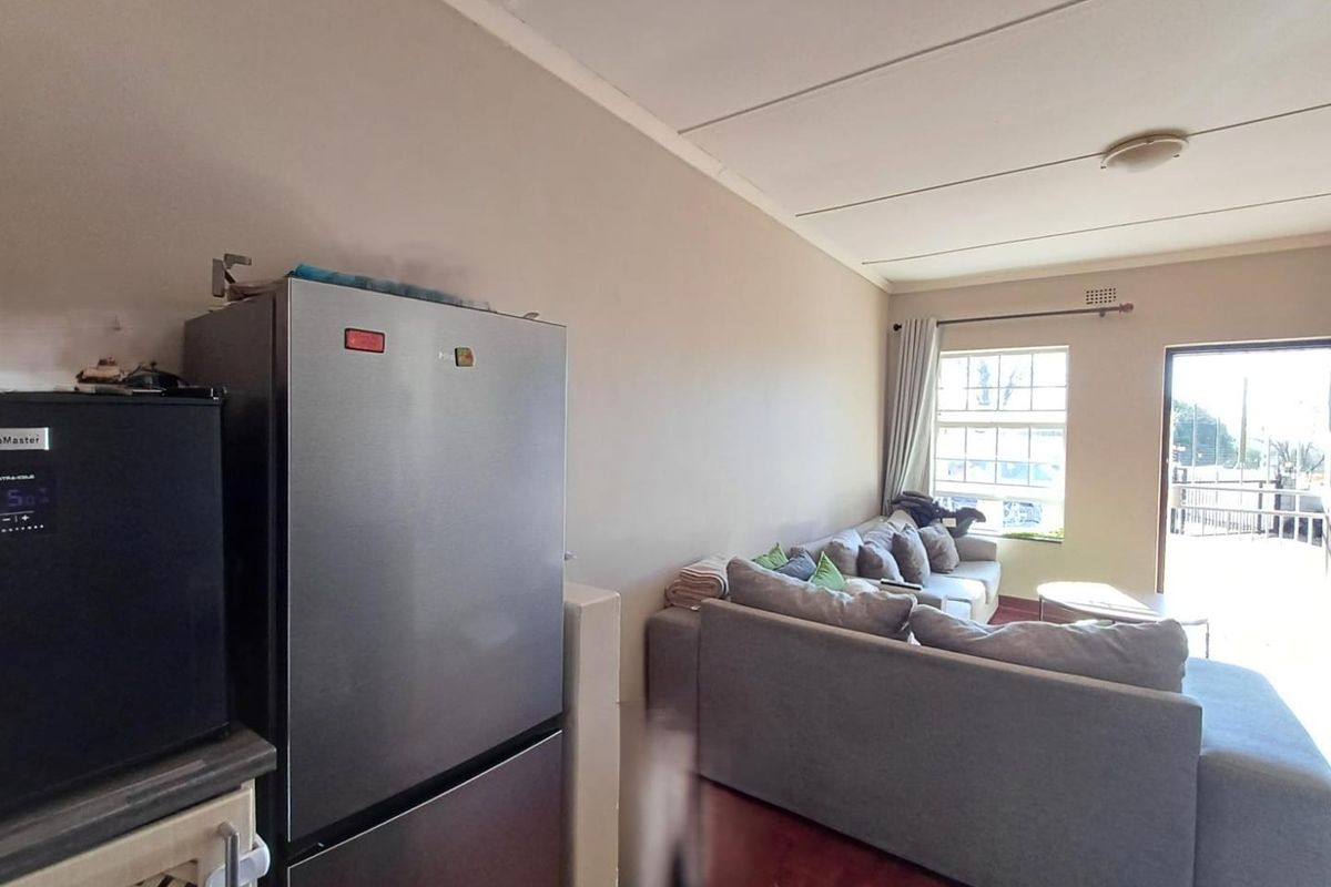 Perfect for the Young Professional or Single Tenant – Cozy, Convenient Living on Republic Road - Photo 4