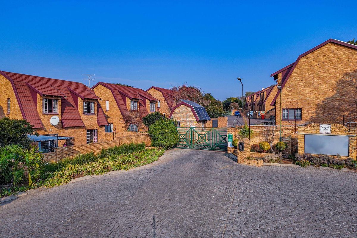 Charming 2 bedroom, 1 bathroom townhouse available in Barn Lodge, Boskruin. - Photo 4