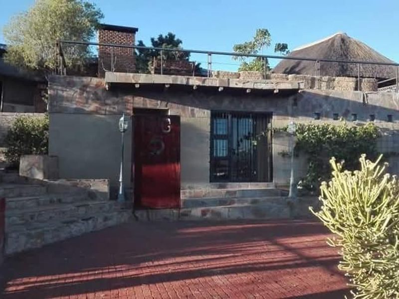 **Stunning Property Just 10km from Windhoek CBD** - Photo 10