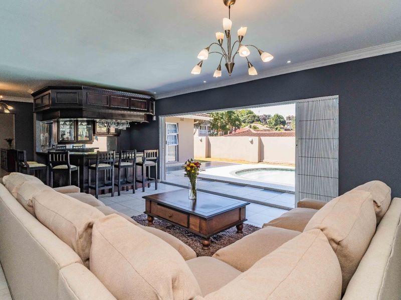 Jaw-dropping Stunner! Ultimate dream house at an unbeatable price! - Photo 3