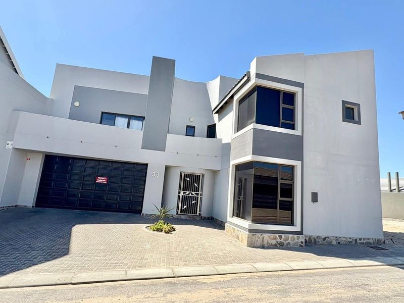 🏡✨ LONG BEACH FAMILY HOME | FOR SALE OR RENT! 🌊 - Photo 2