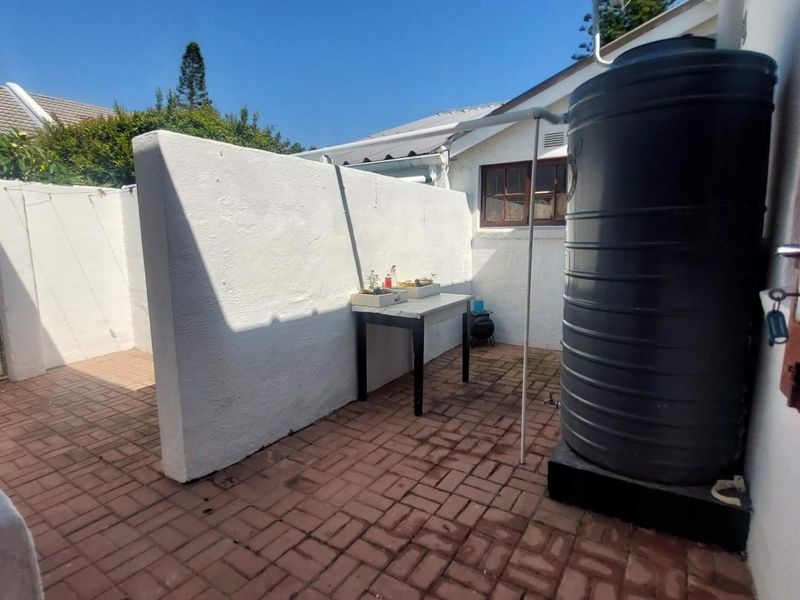 Elegant Historic 3 Bedroom Townhouse with High Ceilings in a Tranquil Garden Setting - Photo 9