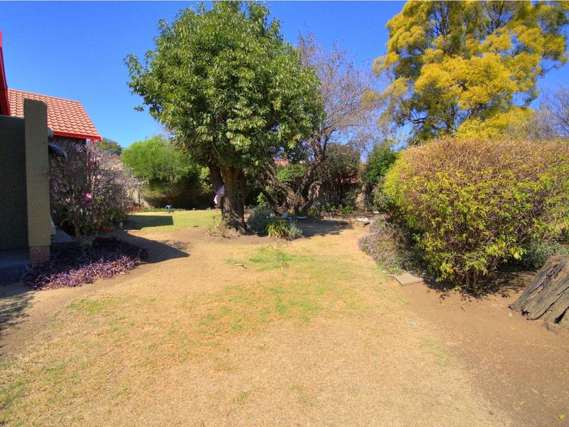 Renovated Beauty in Park-like gardens - Photo 7