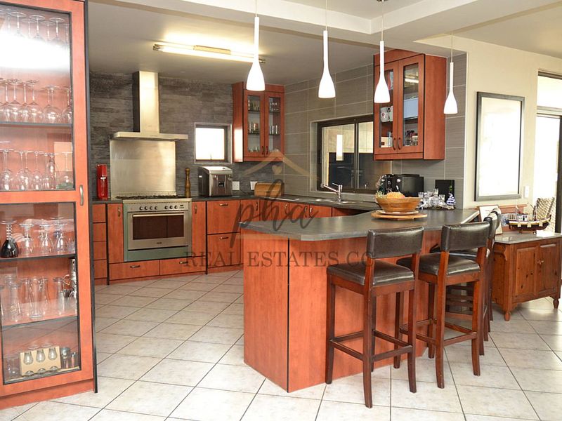 For Sale: Luxurious Beachfront Home with four bedrooms in Swakopmund - Photo 2