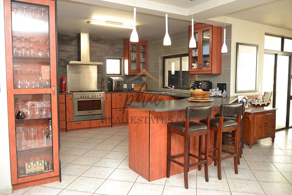 For Sale: Luxurious Beachfront Home with four bedrooms in Swakopmund - Photo 2