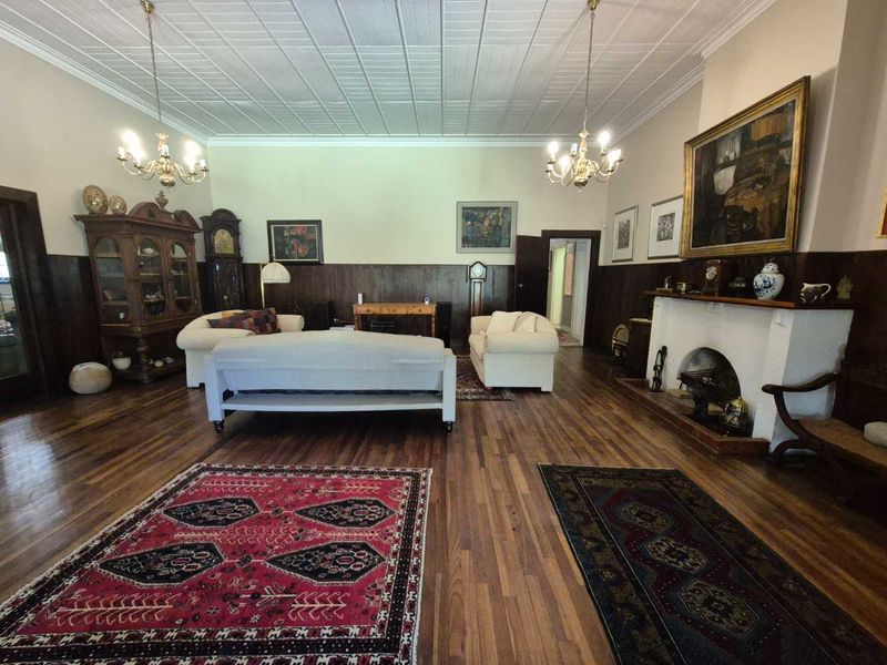 GRANDEUR OLD DAME NEEDS A FRESH START - Photo 2