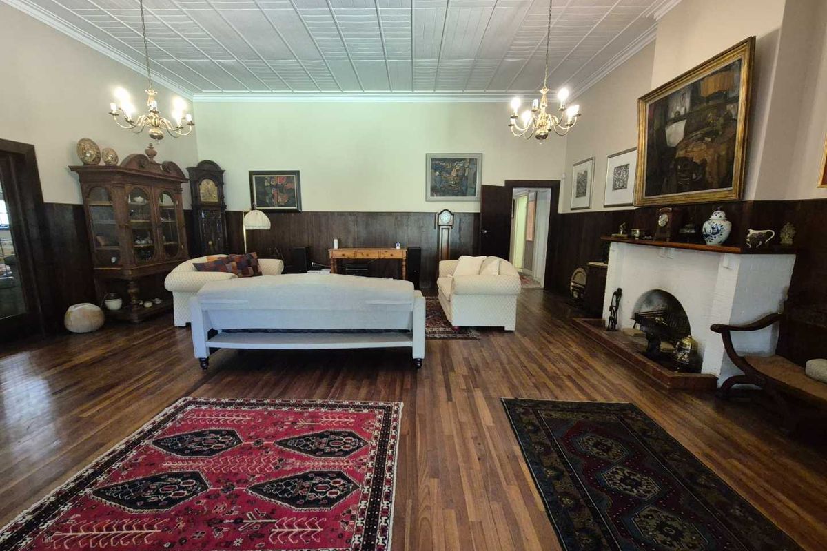 GRANDEUR OLD DAME NEEDS A FRESH START - Photo 2