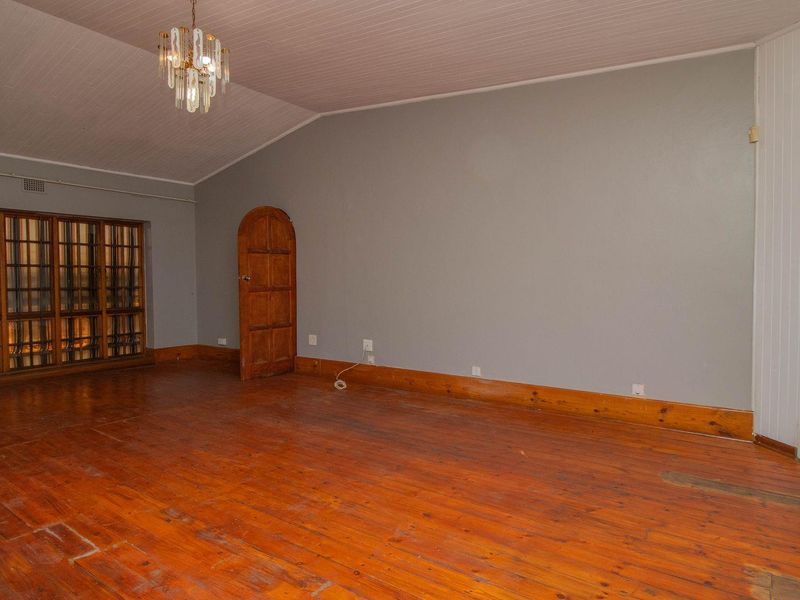 5 Bedroom family home in  the enclosed area of Westdene - Photo 8