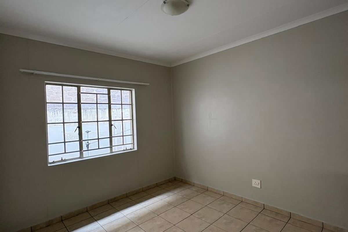 Modern two bedroom unit with one full batroom & braai - Photo 4