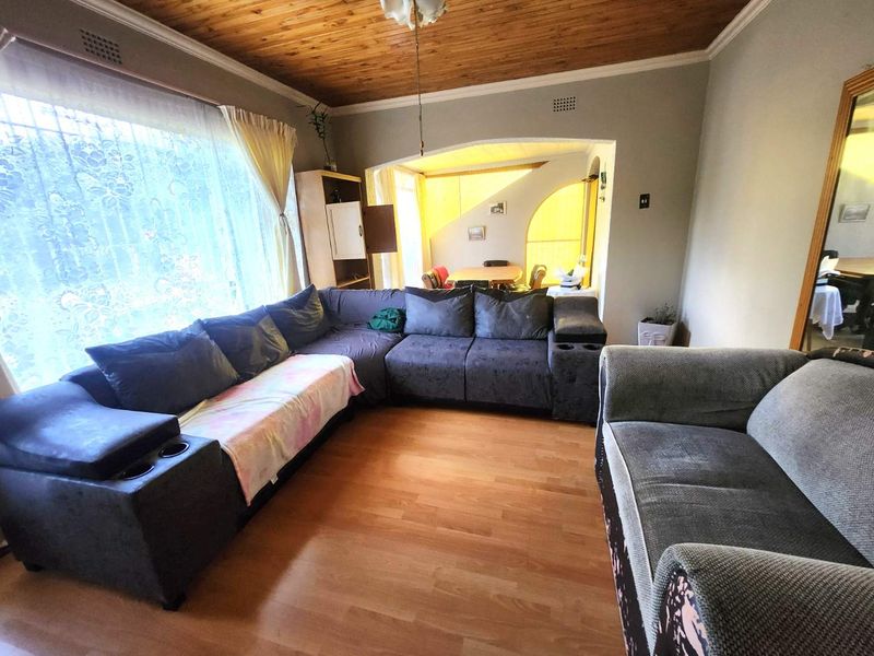 Solid 4-bedroom welcoming Golden Oldie family home in Verwoerdpark - Photo 6