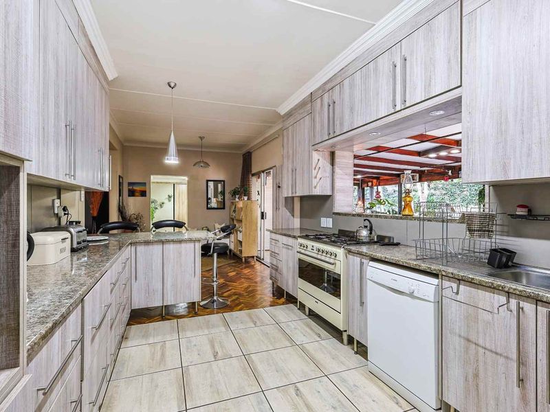 5 Bedroom Dual-Living Home with Exceptional Flexibility & Income Potential - Photo 10