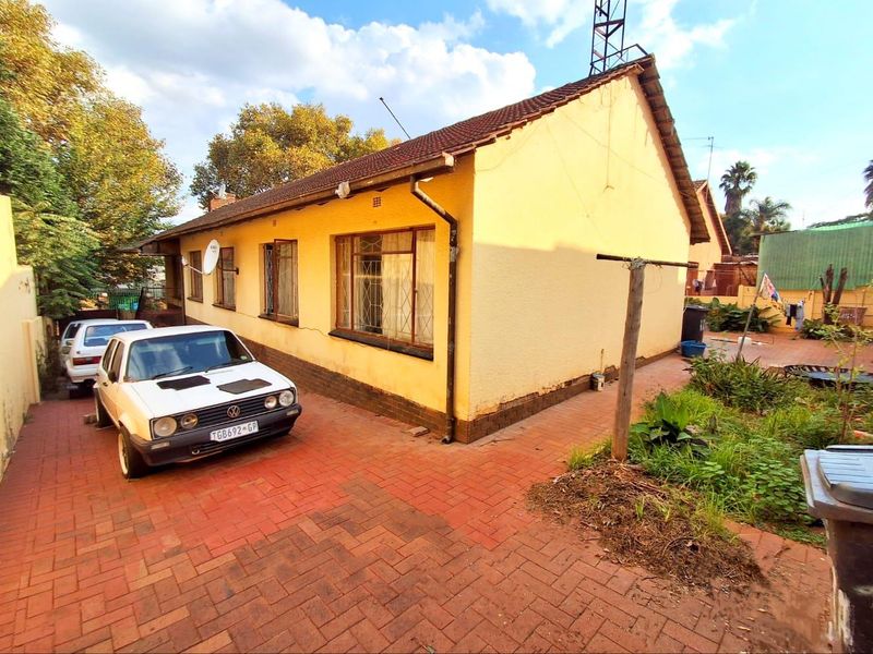 "Lovely residential property located in the lush surroundings of Bezuidenhout Valley, Johannesburg" - Photo 4