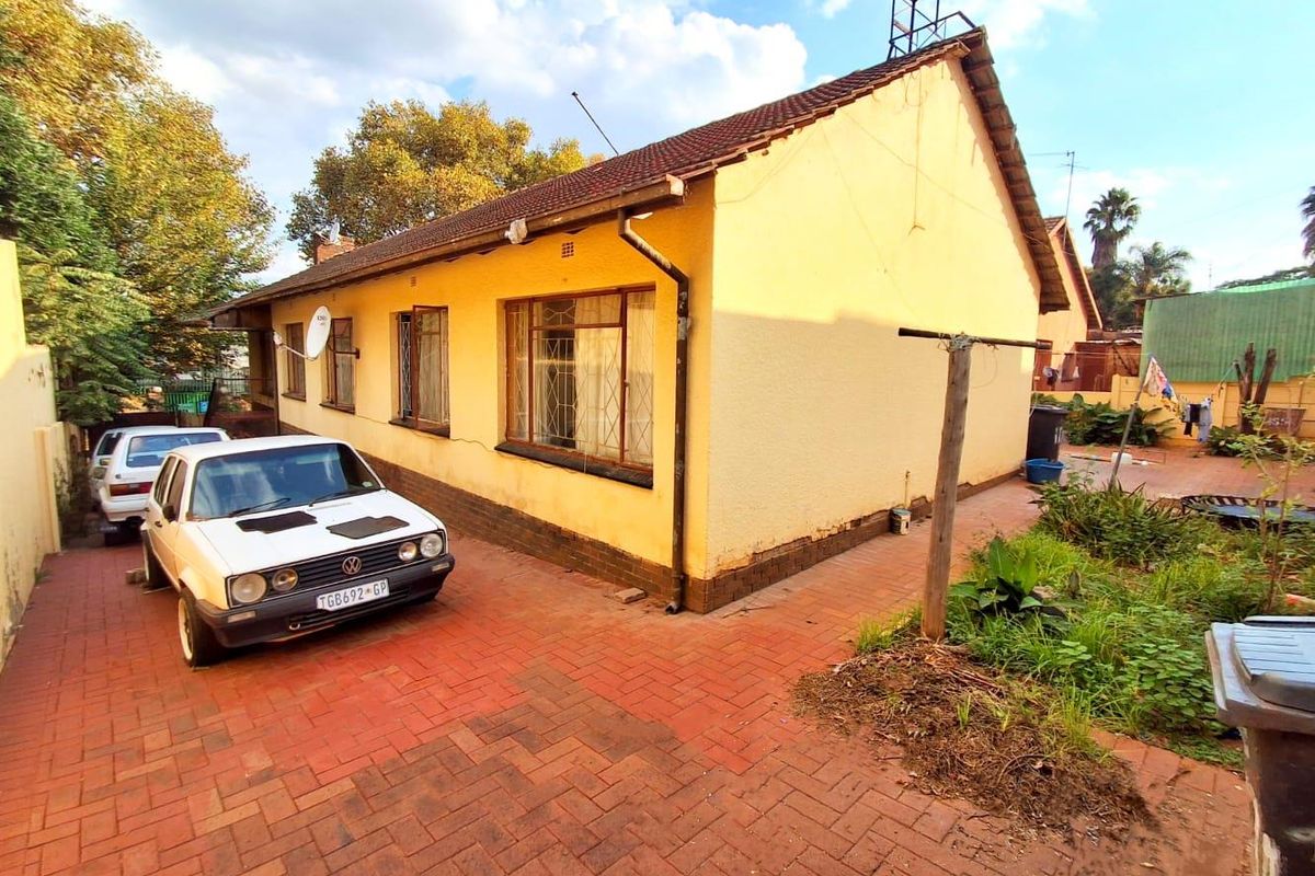 "Lovely residential property located in the lush surroundings of Bezuidenhout Valley, Johannesburg" - Photo 4