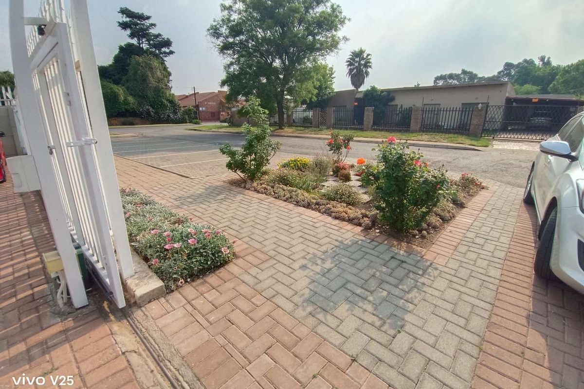 Ultra Modern Home with Flatlet for Sale - Photo 2