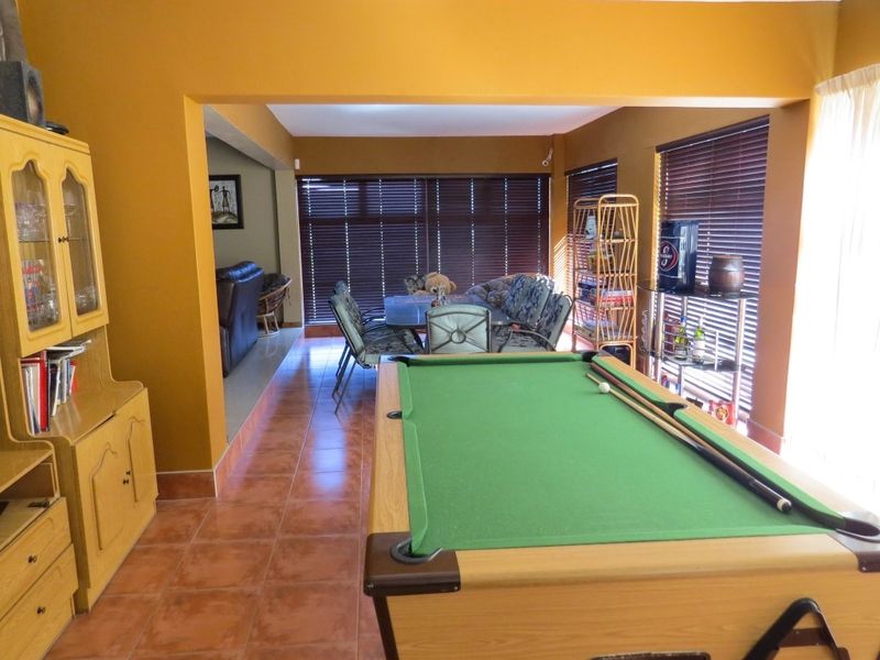 SPACIOUS 4 BEDROOM HOME SWAKOPMUND - Photo 4