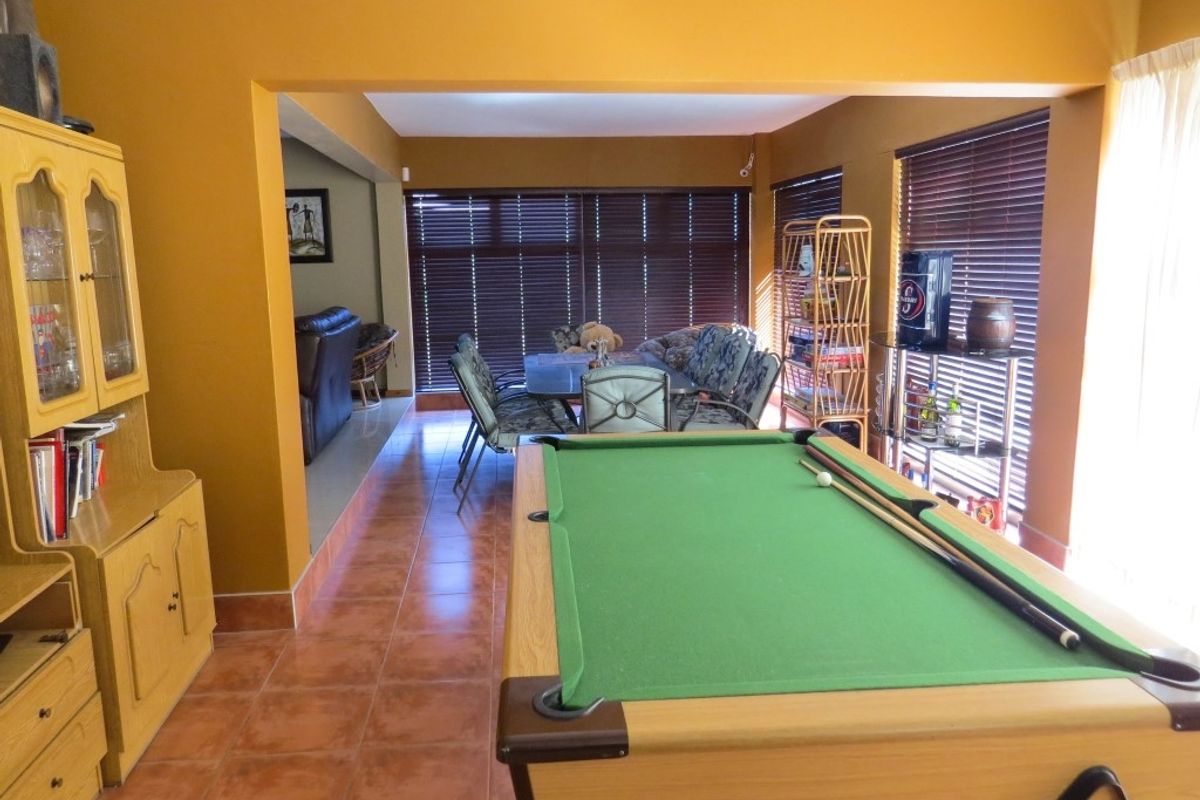 SPACIOUS 4 BEDROOM HOME SWAKOPMUND - Photo 4