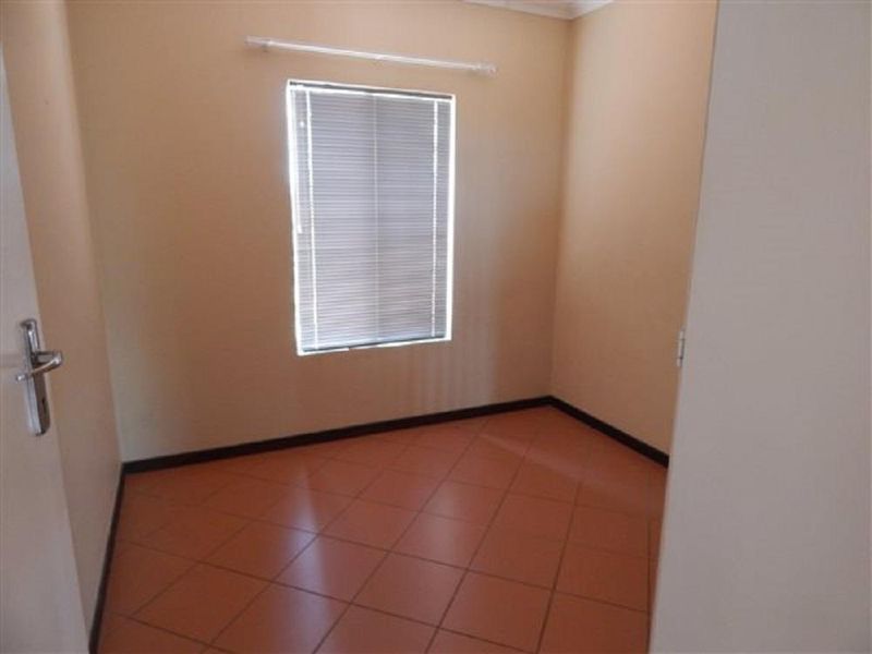 Modern 2 bedroom top unit in Mooikloof Ridge - Photo 8