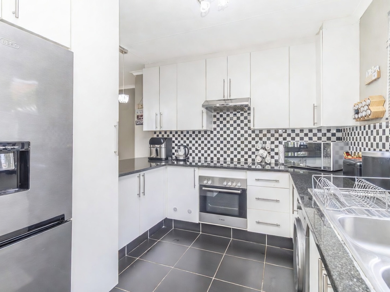 Modern 2-Bedroom Townhouse in Secure Appletree Lane, Northwold – Move-In Ready - Photo 3