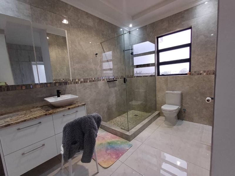 MODERN SPACIOUS 5 BEDROOM HOUSE FOR SALE IN HENTIESBAY - Photo 9
