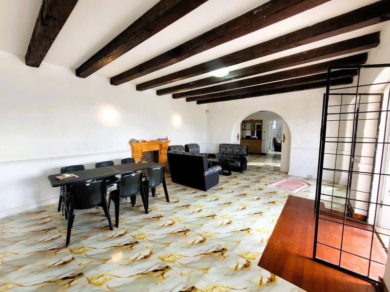 **Spacious Double Story Family Home in Upper Glenwood** - Photo 6