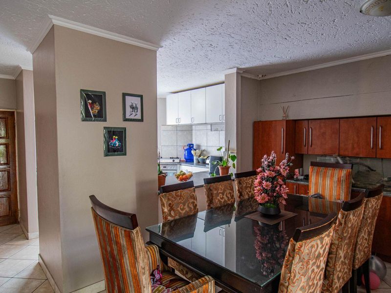 Luxurious Comfort: Spacious Bedrooms & Inviting Lounge! - Photo 6