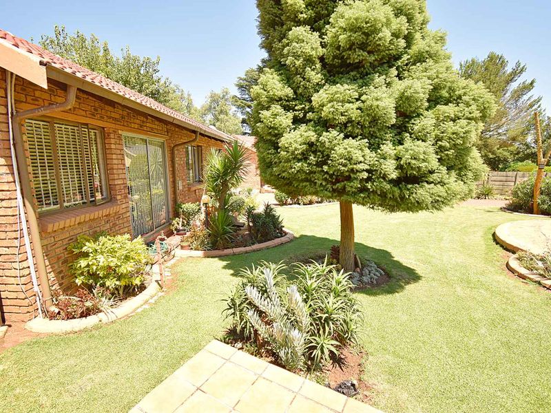 Beautiful Facebrick Home - Photo 4