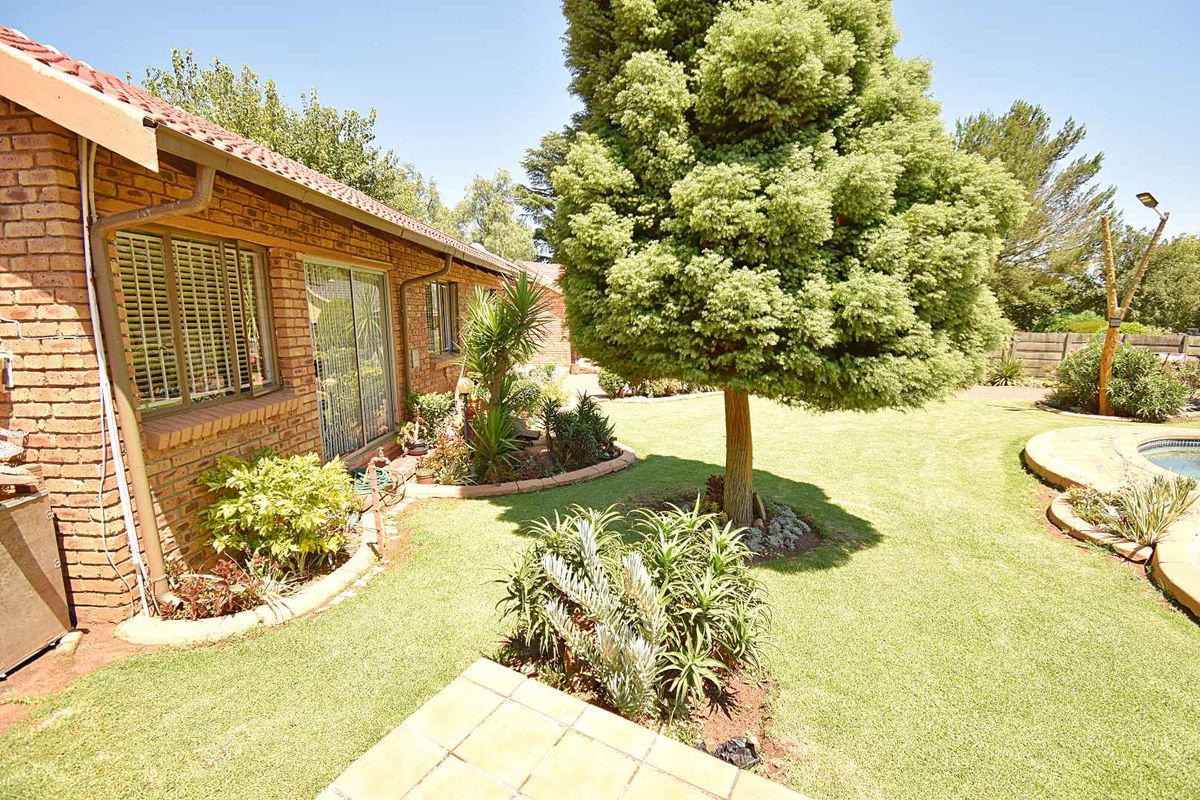 Beautiful Facebrick Home - Photo 4