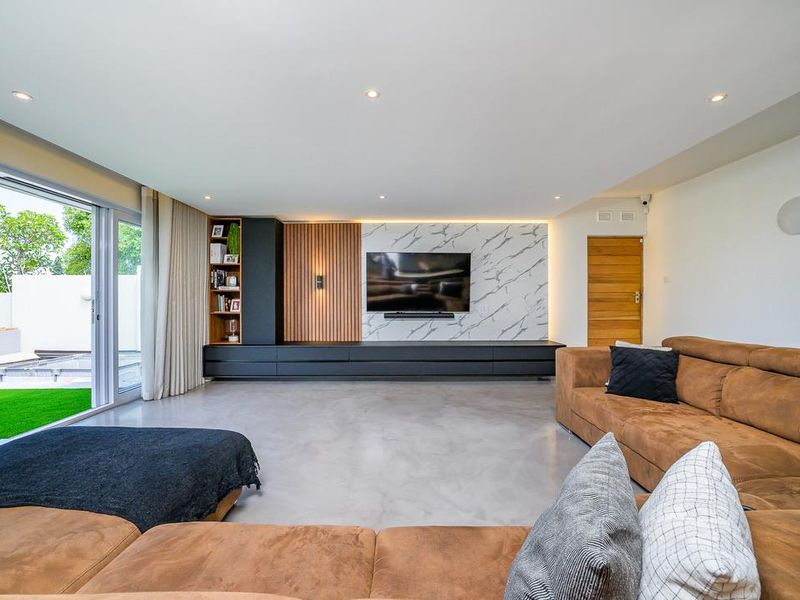 Hendra - Stylishly Renovated Townhouse with Sea Views in Prime La Lucia Location - Photo 8