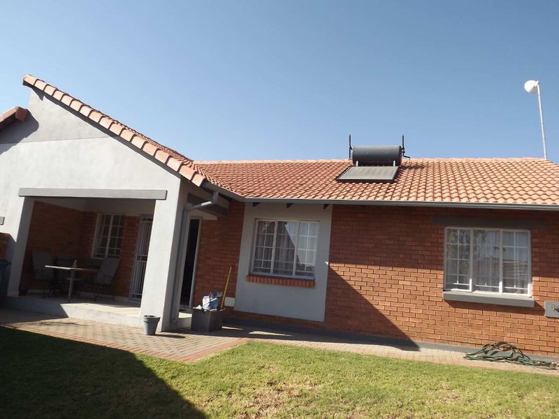 Modern 3 Bedroom Townhouse in Prime Location - Photo 2
