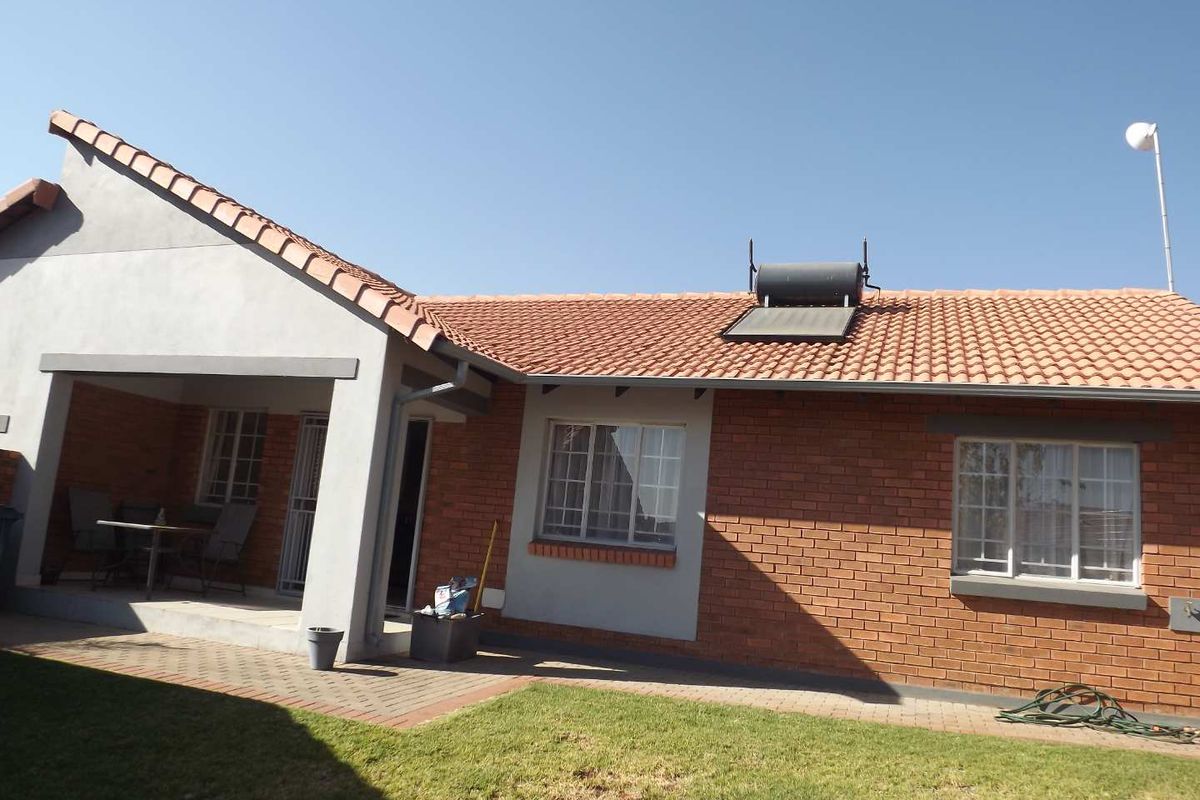 Modern 3 Bedroom Townhouse in Prime Location - Photo 2