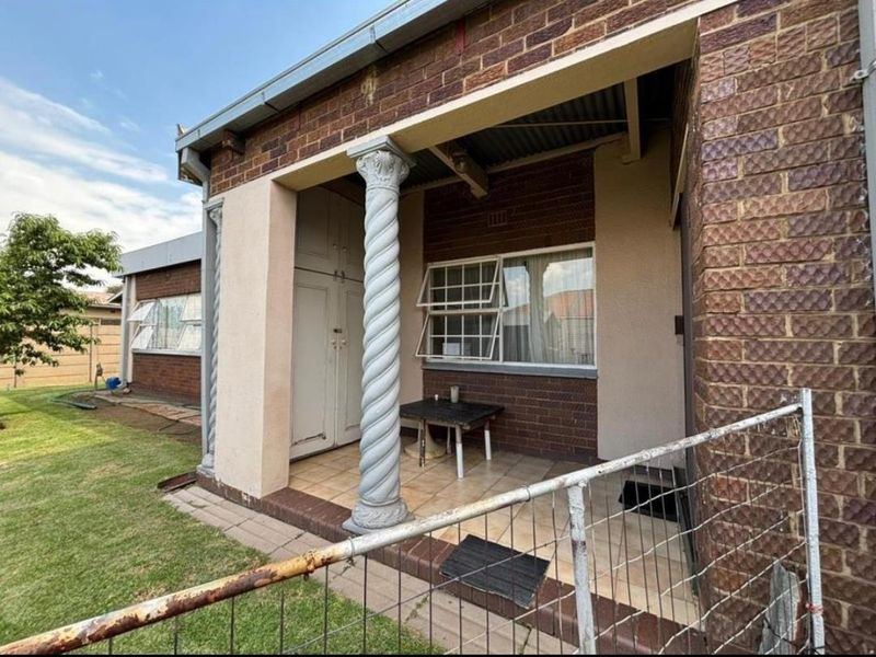 4 Bedroom House For Sale in Vanderbijlpark CE3 - Photo 2