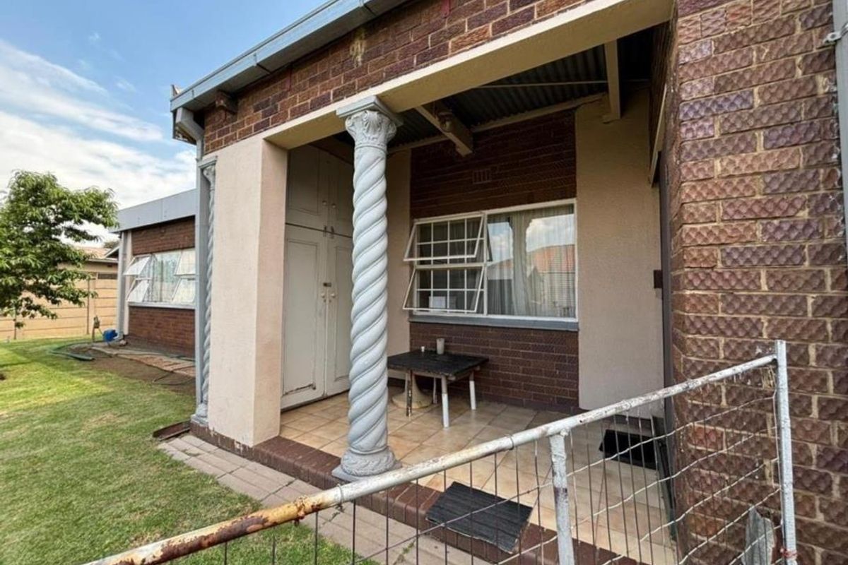 4 Bedroom House For Sale in Vanderbijlpark CE3 - Photo 2