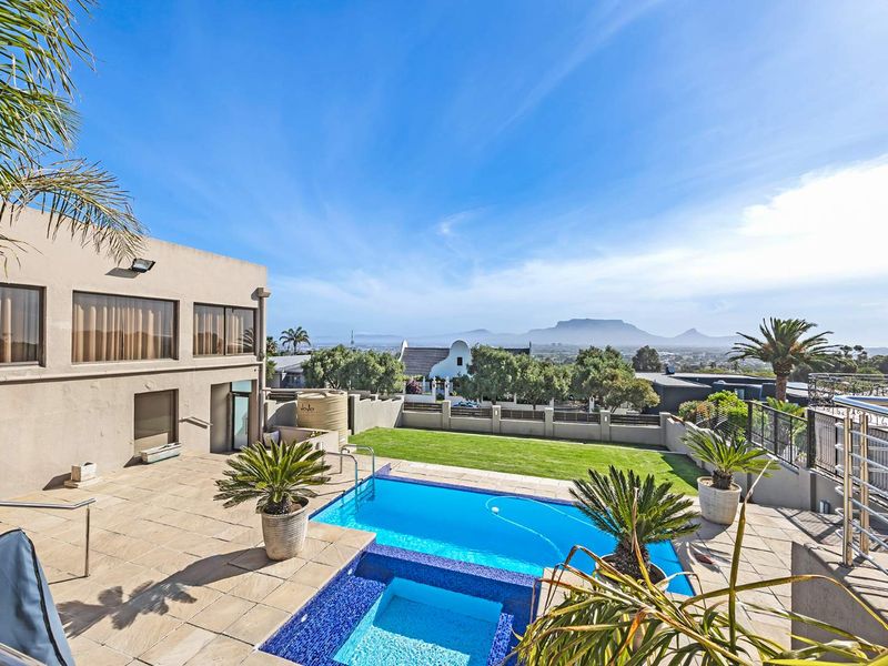 Exquisite Family Home with Table Mountain Views – Entertainer's Dream - Photo 5
