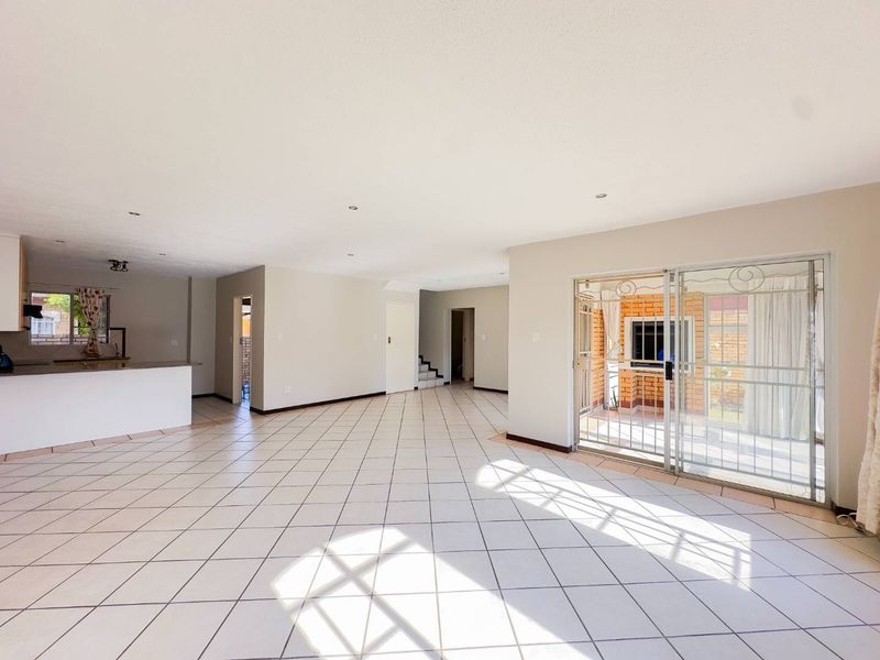 3 Bedroom Duplex with Private Garden - Photo 7