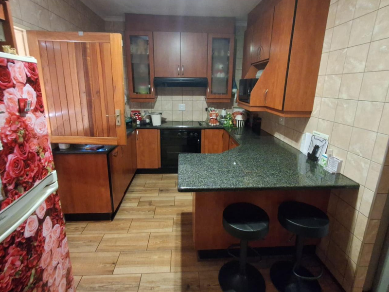 Charming Hillside Family Home with Cottage – Mulbarton - Photo 2