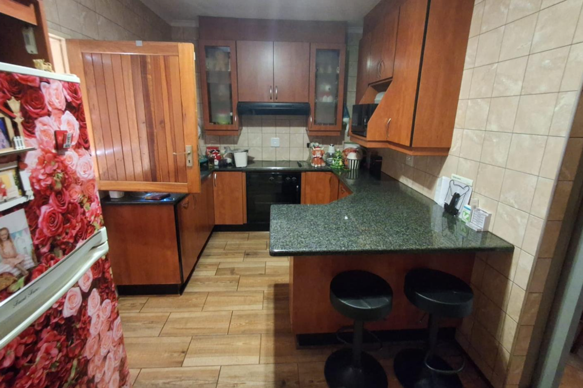 Charming Hillside Family Home with Cottage – Mulbarton - Photo 2